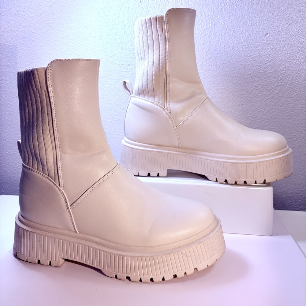 Qupid White Chelsea Combat Platform Heeled Sweater  Pull On Boots size 8